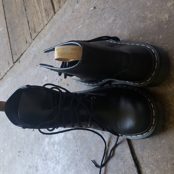 Doc Martin's 1460 lace up Airwair lightly used size 6 womens vegan leather docs - Picture 4 of 4